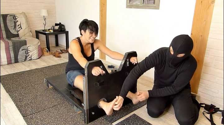 挠美女脚心和腋窝痒痒视频